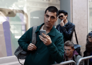 Samsung смеётся с фанатов Apple в своей новой рекламе
