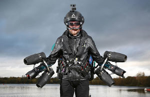 Изобретатель летательного костюма испытал его и поставил мировой рекорд скорости