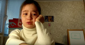 10-летняя видеоблогер расплакалась из-за сорвавшейся фан-встречи