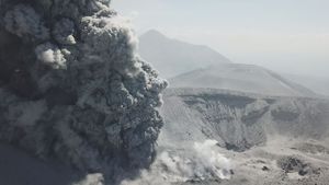 Извержение вулкана Симмоэ в Японии с дрона