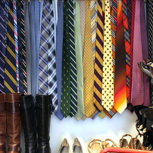 Как правильно хранить галстуки, ремни и шляпы