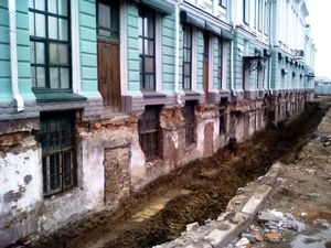 В Омске обнаружено новое здание, засыпанное грунтом