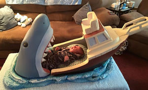 Дядя, вдохновленный фильмом «Челюсти», сделал для своего двухмесячного племянника кроватку.