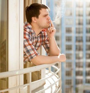 Мужику придется заплатить штраф соседу за курение на собственном балконе