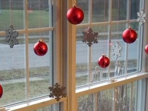 Праздничное украшение окон: 25 новогодних идей
