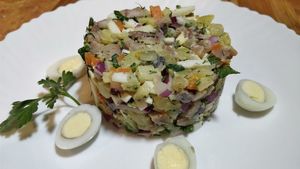 Новогодний салат "Прибой" и как быстро разделать сельдь