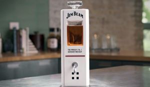 Jim Beam представили «умный» графин, наливающий вам виски