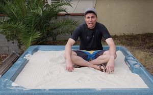 Бывший инженер NASA превратил обычный песок в ‘жидкий’ и в нём можно даже купаться