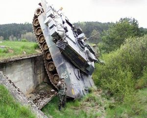 Необычные аварии и впечатляющие ДТП с участием танков (26 фото)