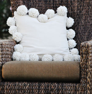 Снежные помпоны: декор подушки своими руками