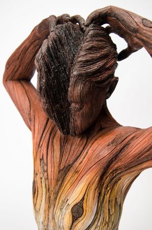 Этот скульптор обманет ваши глаза, заставляя думать, что его работы сделаны из дерева