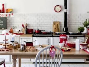Как украсить кухню к праздникам и оформить новогодний стол