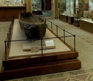 Древнейшее транспортное средство — лодка эпохи неолита, 3 тысячелетие до н.э. Собрание исторического музея