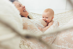 Фотограф снимает кормящих грудью матерей, и это очень красиво