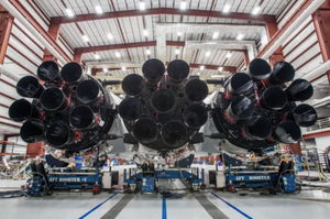 Илон Маск показал почти собранную ракету-носитель Falcon Heavy