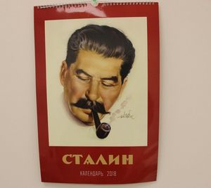 Оригинальный новогодний подарок — календарь со Сталиным