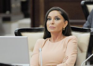 Настоящая икона стиля: первая леди Азербайджана в скромных нарядах бросила вызов Мелании Трамп