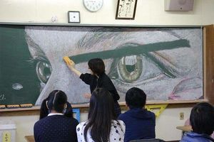 Эти китайские школьники создают просто нереально крутые рисунки мелом на доске