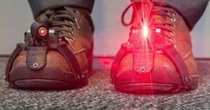 Для людей с болезнью Паркинсона разработали «лазерную обувь»