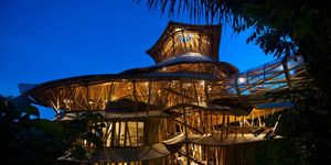 Американка, бросив всё, уехала на Бали и построила там дом мечты из бамбука
