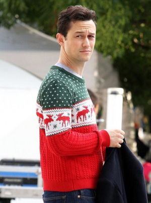 Знаменитости в рождественских свитерах (13 фото)
