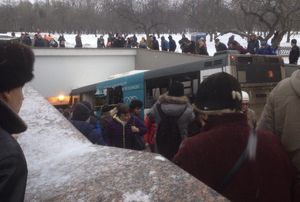 Автобус въехал в толпу людей и провалился в подземный переход