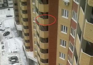 Тюменец отсудил у застройщика 500 тыс рублей после падения с 10-го этажа