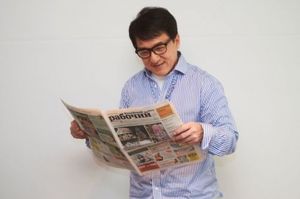 Голливудские знаменитости фотографируются с газетой "Копейский рабочий" (12 фото)