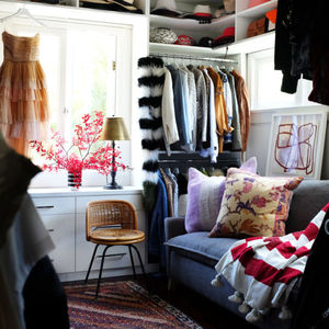 Куда повесить одежду, если в шкафу места больше нет: 17 идей, полезных для интерьера