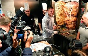 Немецкий футболист Лукас Подольски открыл ресторан кебаба «Mangal Doener» в Кельне, Германия