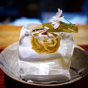 В японском ресторане подают лапшу в ледяных кубах
