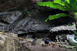 Эта семейная пара уже 54 года живет в пещере