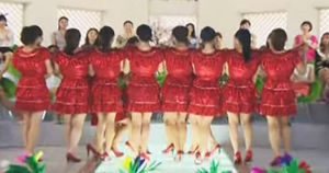 Девушки в красных платьях выстроились в ряд. Взгляните, что происходит, когда они поворачиваются к камере!