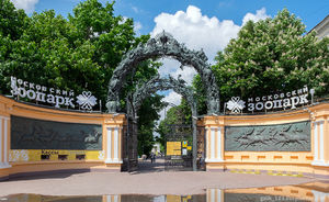 Ворота Московского зоопарка в деталях