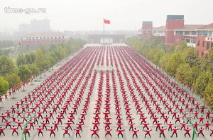 Почему в Китае толпа — это не угроза, а искусство