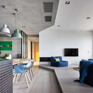 Голубые стены, бетонный потолок, лиловая спальня: квартира для счастливой семьи