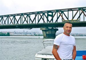 Белградский ресторатор Ренато Грбич спасет жизни самоубийц