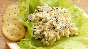 Салат с сыром и оливками - видео рецепт