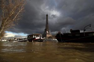 В Париже из-за наводнения эвакуируют людей