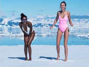 Очень холодно: модели Victoria’s Secret поделились фото с экстремальной съемки на глыбе льда