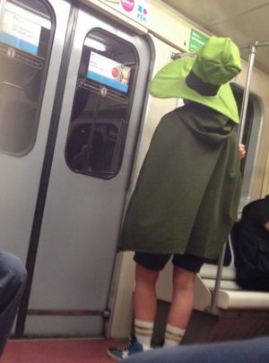 Странные и необычные пассажиры в метро (18 фото)