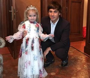 Максима Галкина осуждают за норковую шубу на его дочери Лизе
