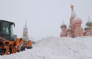 Москва сталкивается с крупнейшим снегопадом в столетии, поскольку месячная норма выпадает за 2 дня