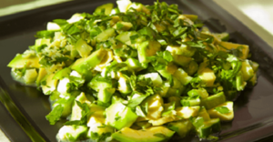 Вкусный салат с авокадо и зеленым сельдереем