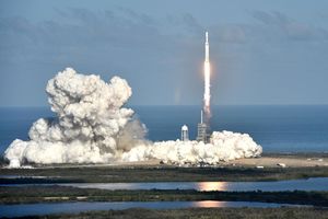 Помимо электромобиля ракета Falcon Heavy отправила в космос секретный груз