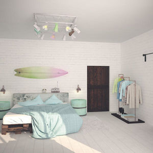 Квартира в стиле лофт с белыми кирпичными стенами, мебелью из палет и амбарными дверьми
