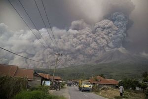 Вулкан Синабунг — опасное извержение, но такое красивое