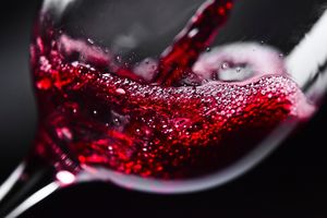 Красное вино способно предотвращать заболевания зубов и дёсен