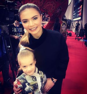 Алину Кабаеву, посетившую соревнования вместе с красавицей-дочерью, осыпали комплиментами