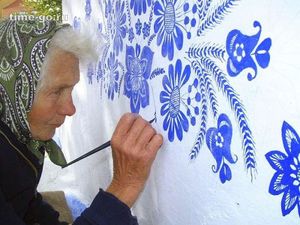 Эта 90-летняя бабулька из Чехии превратила свою старую деревню в галерею искусств. Только взгляни, какая красота!
